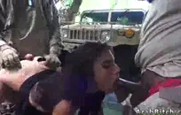 امرأة سمراء تمتص الديك ويحصل شاعر المليون على صدرها.