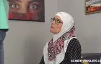 لطيف في سن المراهقة يلعب مع بوسها في الأماكن العامة.