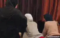 أرادت أن تلعب مع هذا القضيب لذا أعطيتها هاندجوب سريع.