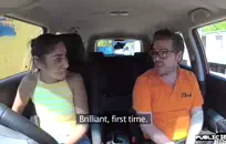 الهواة فاتنة يعطي اللسان كبيرة على ركبتيها.