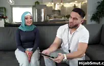 امرأة سمراء مفلس مارس الجنس في غرفة النوم.