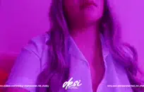 شقراء صغيرة يحصل قصفت من قبل الديك الأسود.