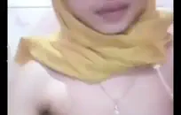 يستمني في الحمام بينما يراقب الجميع.