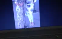 الفتاة لديها مؤخرة كبيرة وكبيرة الثدي.