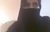 لطيف شقراء وأحمر الشعر في الثلاثي إغرائي.