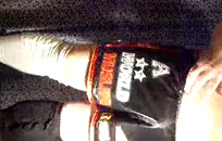 فتاة هواة تلعب مع ديك في المرحاض.