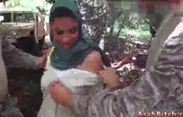 الشباب الأبنوس تمتص الديك الأبيض في السيارة.