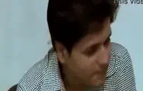 أمارس الجنس مع شقراء صغيرة على كرسي بينما هي نائمة.