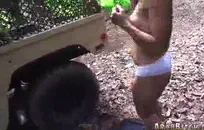 يحصل قصفت غنيمة كبيرة سميكة في سن المراهقة وقحة من الخلف.