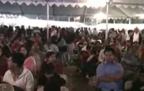 يلعب مثير الساخنة في سن المراهقة مع لعبتها.