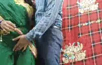 رجل منفرد يستمني في العمل في الصباح.