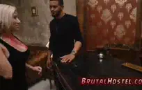 امرأة سمراء الساخنة في جوارب والكعب يحصل على نائب الرئيس مغطى.